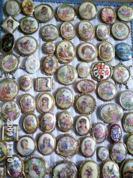 Photo: Sells Collection object TABLEAU BROCHES