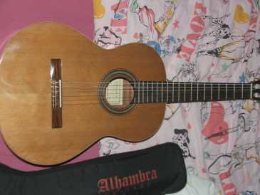 Photo: Sells Guitar ALHAMBRA