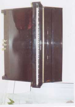 Photo: Sells Upright / vertical piano YOUNG CHANG - U109