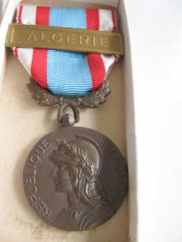 Photo: Sells Medal Military decoration - Between 1939 and 1945