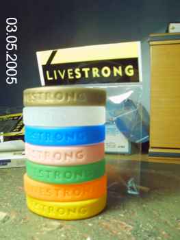 Photo: Sells Accessory Children - LIVESTRONG - COLORES