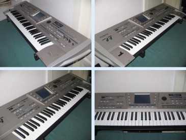 Photo: Sells Piano and synthetizer ROLAND - DISCOVER 5