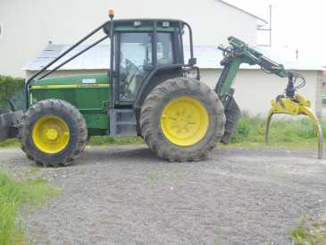 Photo: Sells Agricultural vehicle JHON DEERE - 6810