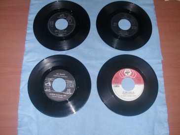 Photo: Sells Vinyl 45 rpm DISCHI 45 GIRI