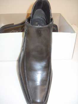 Photo: Sells Shoes Men - BATA