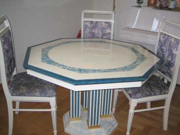Photo: Sells Table VENITIENNE