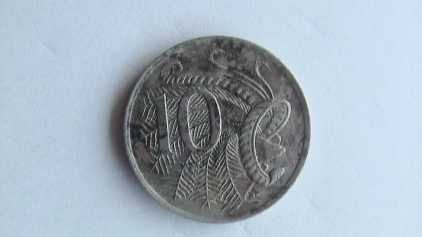 Photo: Sells Royal money ELIZABETH  II