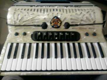 Photo: Sells Piano and synthetizer PAOLO SOPRANI - 96 BASSI
