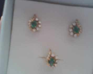Photo: Sells 2 Earringss With emerald - Women