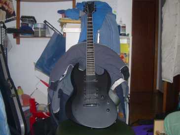 Photo: Sells Guitar LTD - VIPER VB400