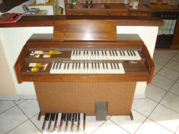 Photo: Sells Piano and synthetizer VISCOUNT - ORGUE VISCOUNT