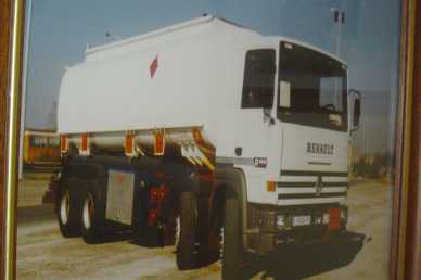 Photo: Sells Truck and utility RENAULT - R-385  CAMBIO B-18
