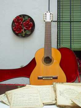 Photo: Sells Guitar VALERIANO BERNAL - UNICA EN SU GENERO