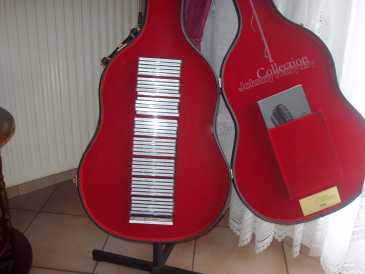 Photo: Sells Collection object JOHNNY HALLIDAY - COFFRET GUITARE CD